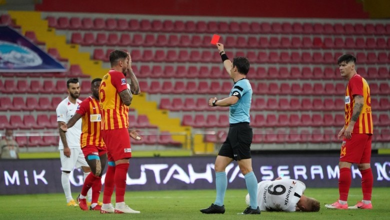Hakem Halil Umut Meler Kayserispor'a 9 kırmızı kart gösterdi.